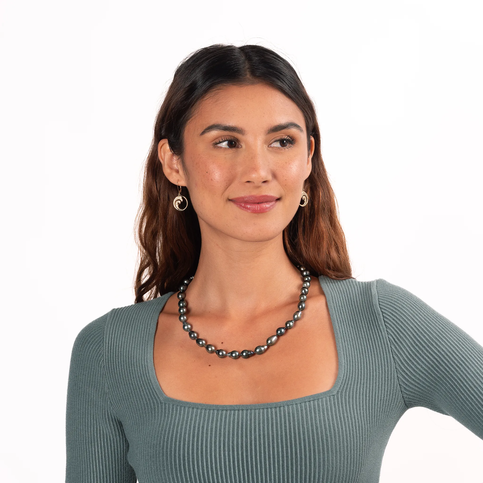 18-20" Tahitian Black Pearl Strand with Gold Clasp - 8-10mm