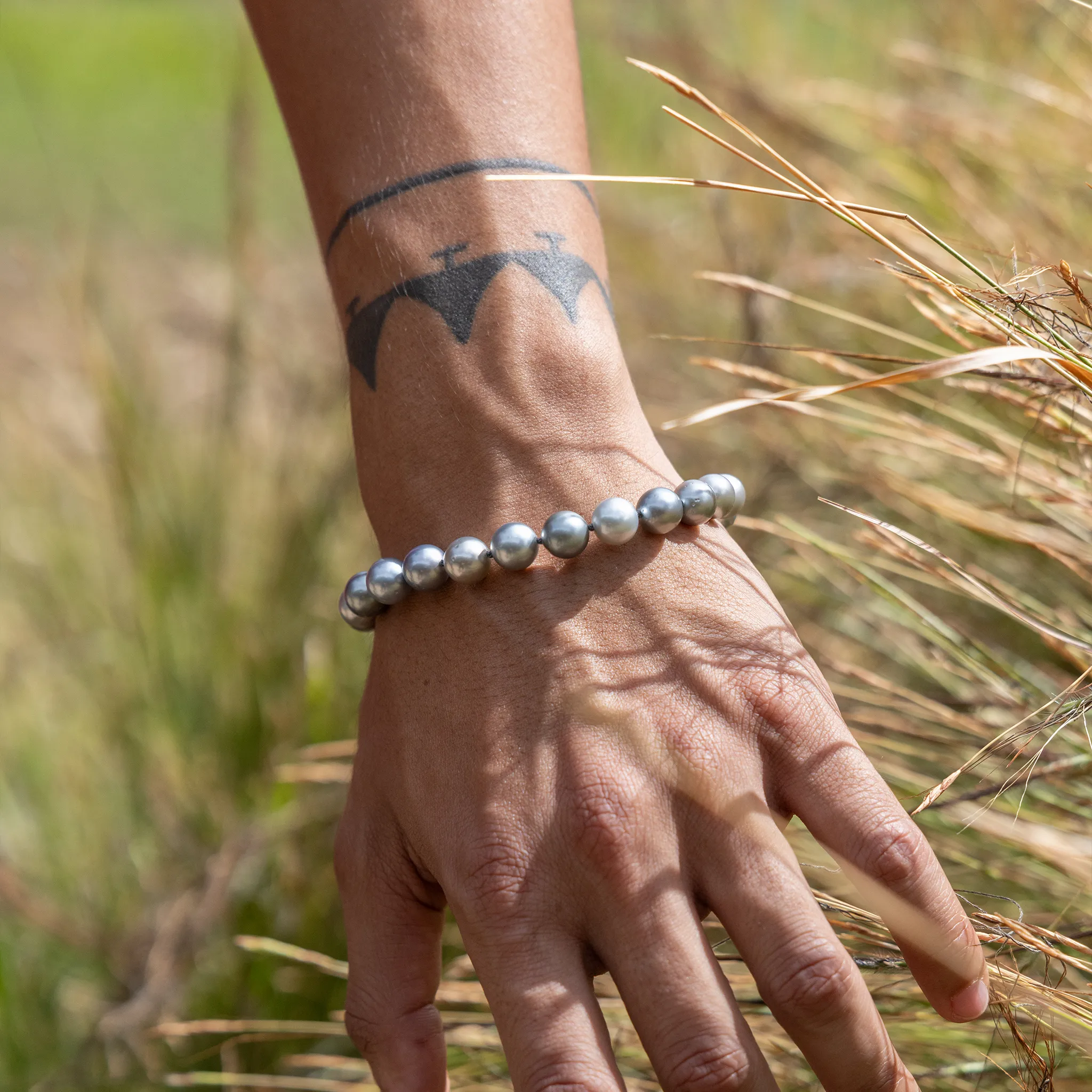 7.5-9" Adjustable Tahitian Black Pearl Bracelet in Gold - 9-10mm