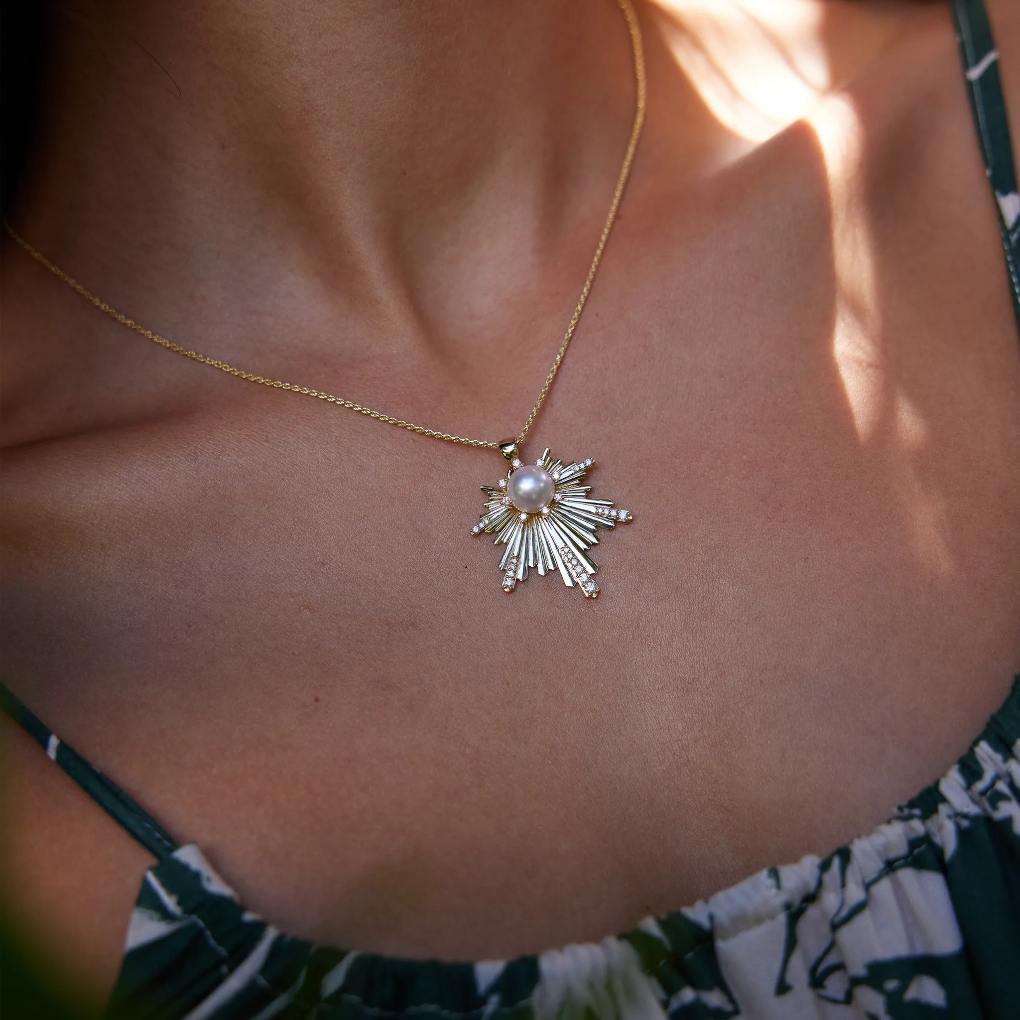 E Ho???la Akoya White Pearl Pendant in Gold with Diamonds - 27mm
