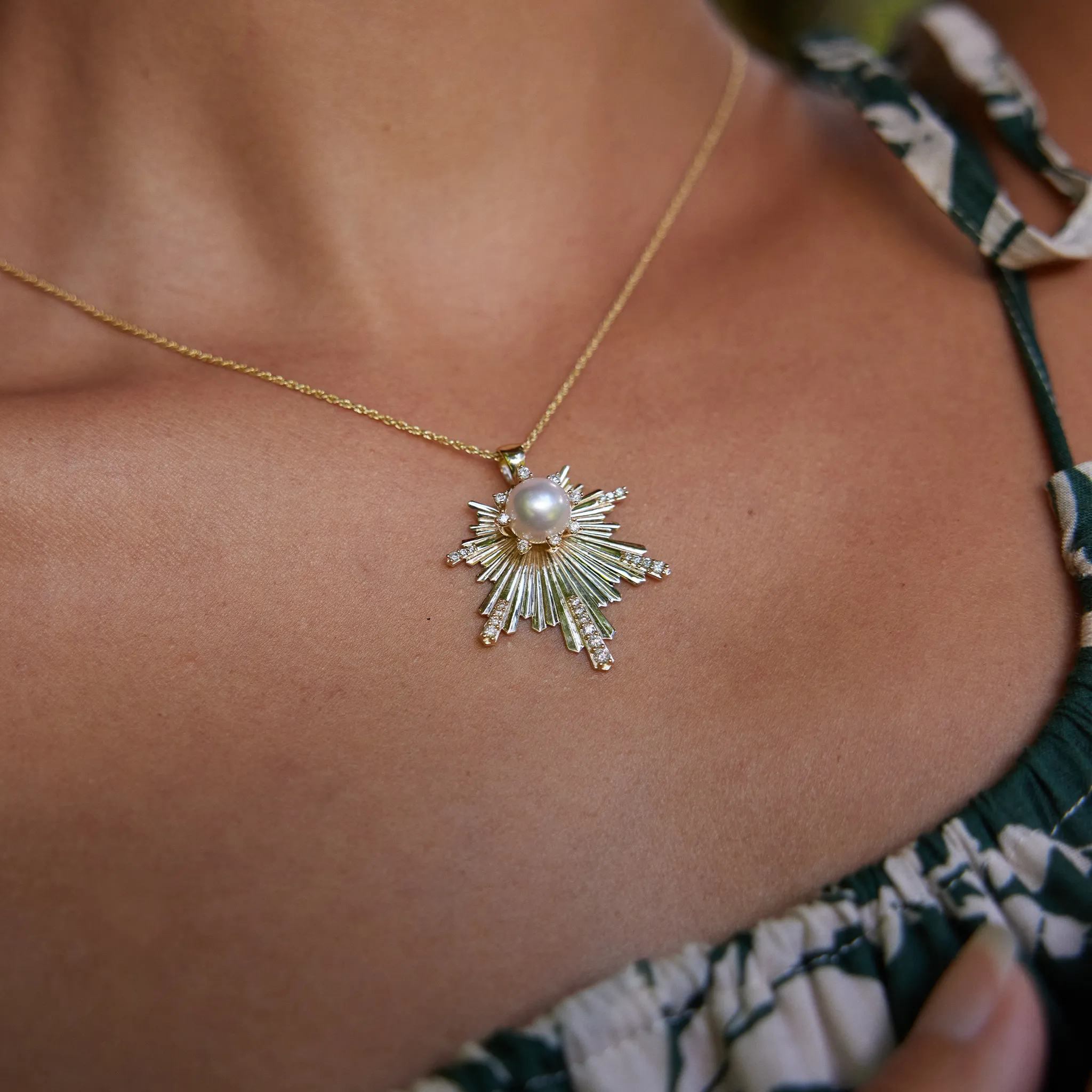 E Ho???la Akoya White Pearl Pendant in Gold with Diamonds - 27mm