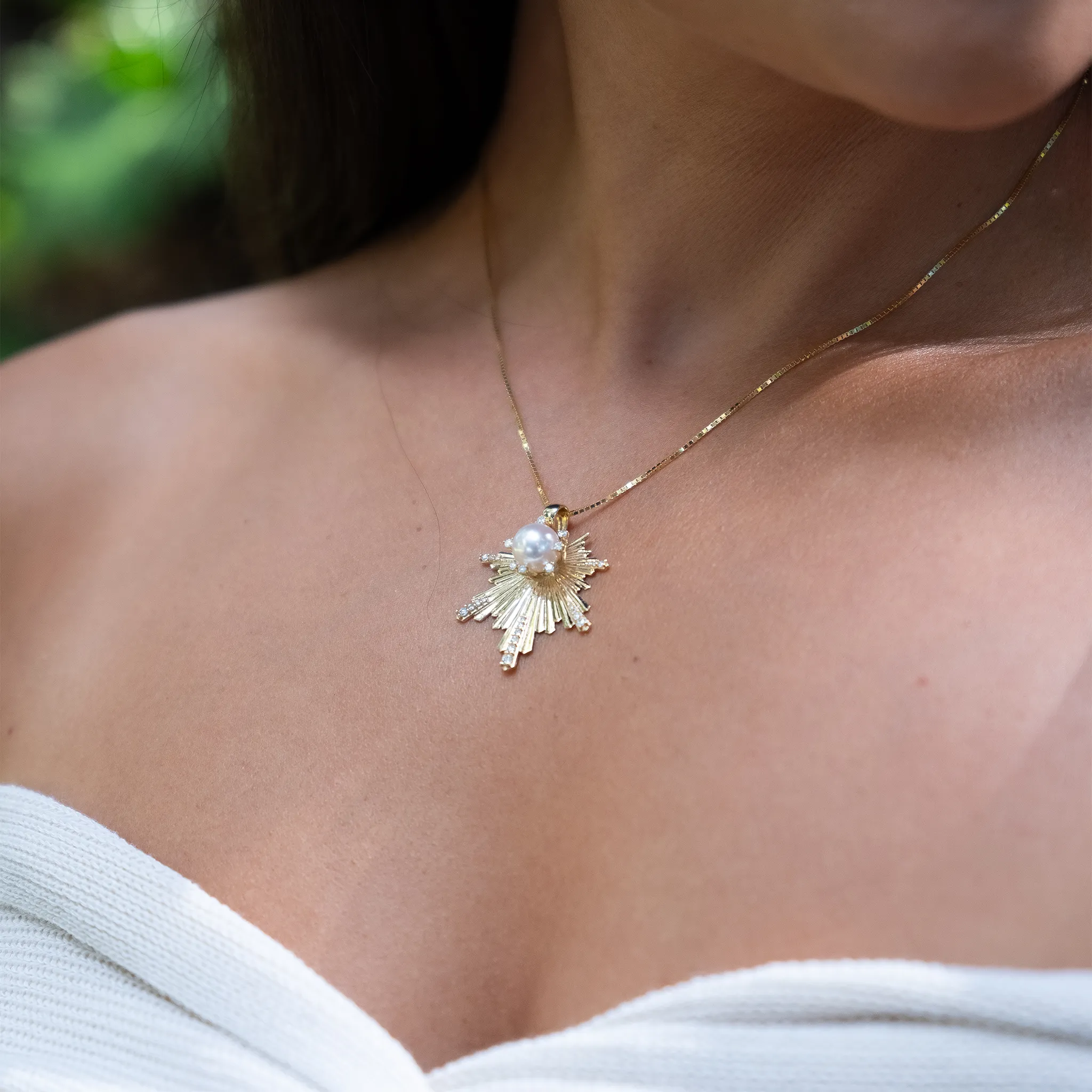 E Ho???la Akoya White Pearl Pendant in Gold with Diamonds - 27mm