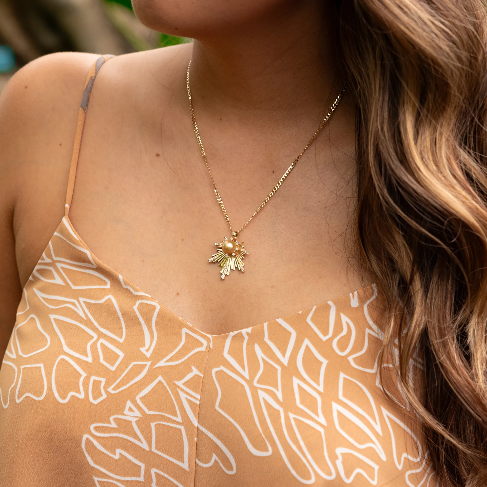 E Ho???la South Sea Gold Pearl Pendant in Gold with Diamonds - 27mm