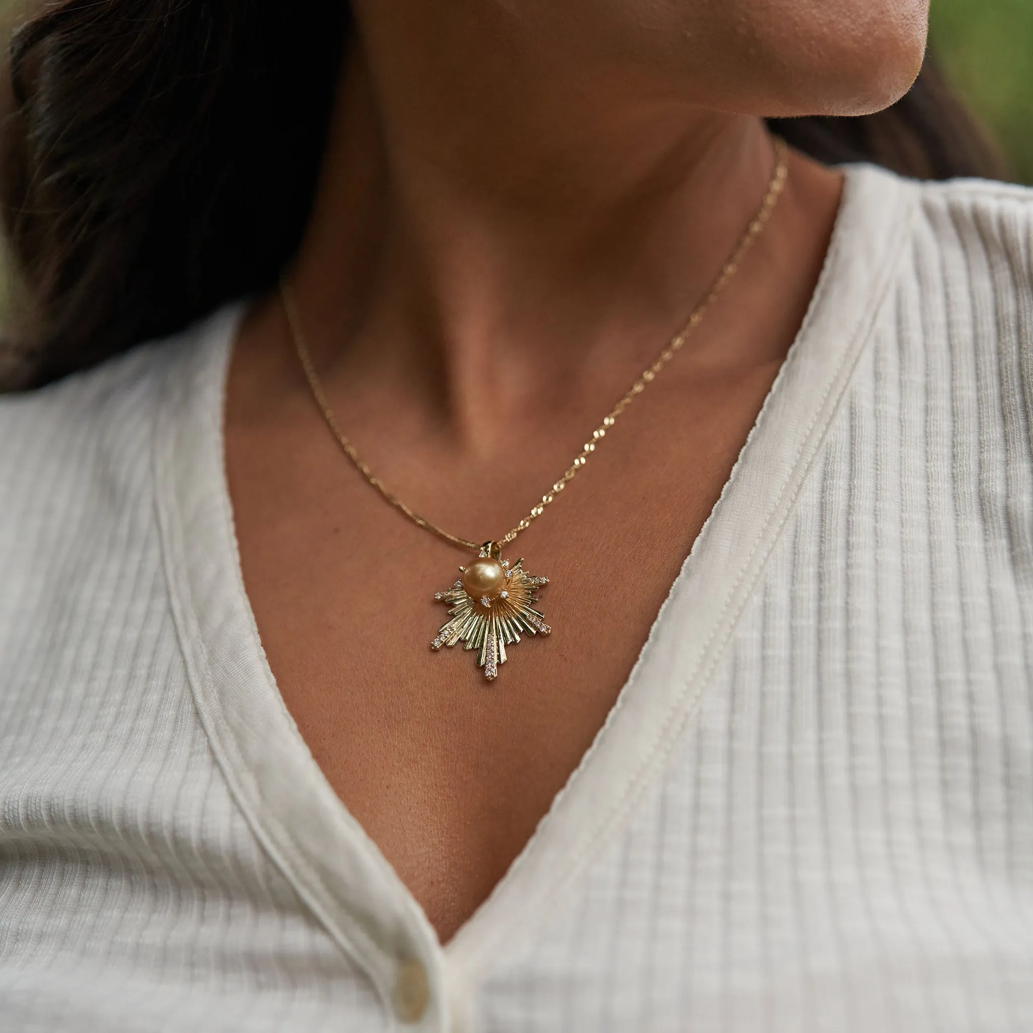 E Ho???la South Sea Gold Pearl Pendant in Gold with Diamonds - 27mm