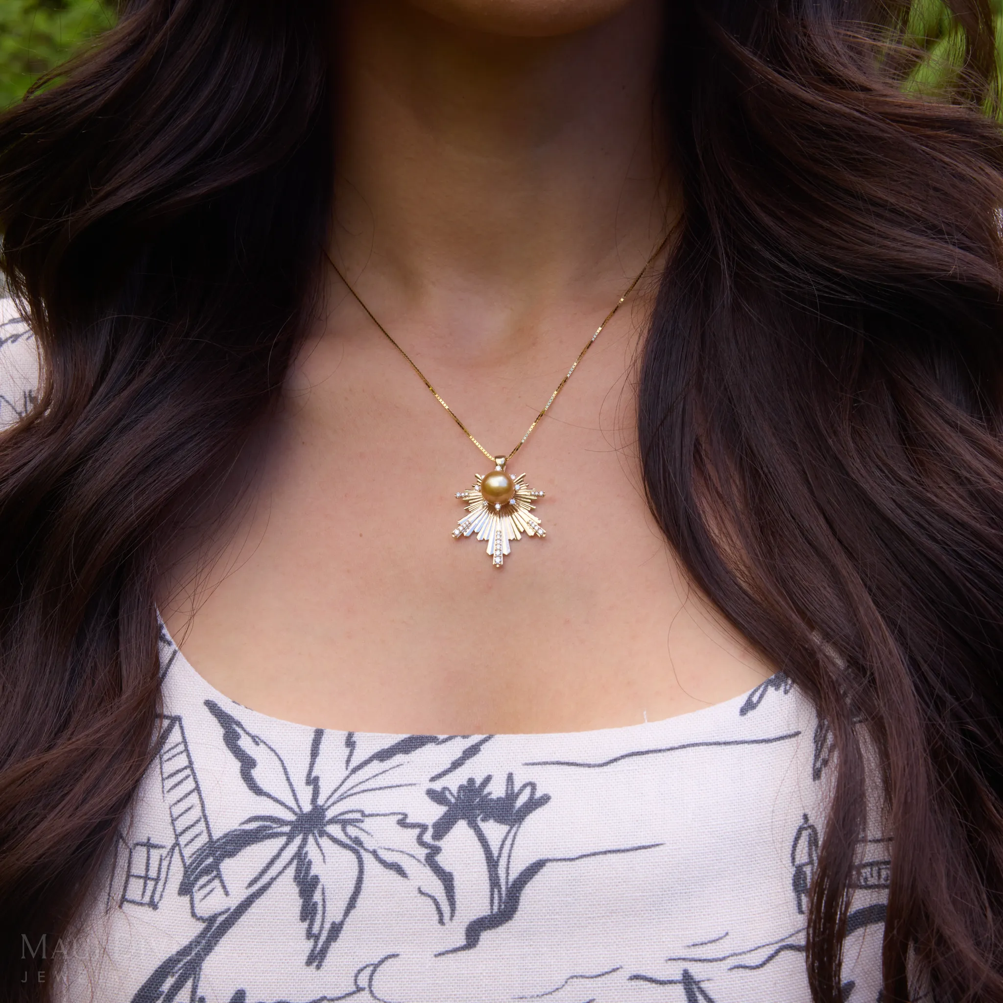 E Ho???la South Sea Gold Pearl Pendant in Gold with Diamonds - 27mm