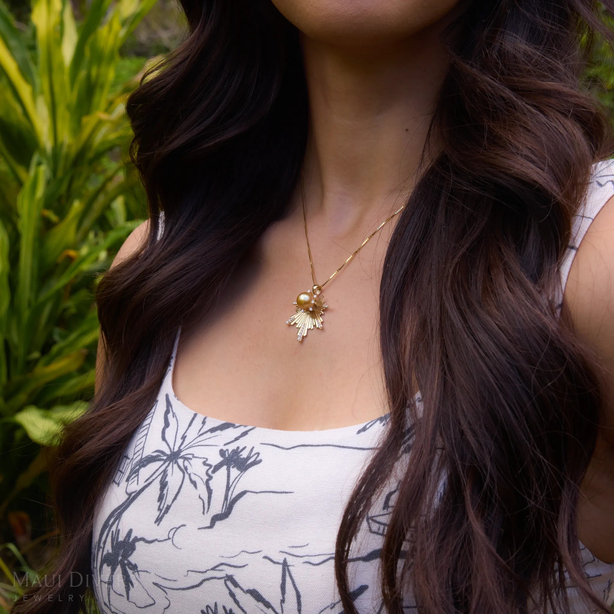 E Ho???la South Sea Gold Pearl Pendant in Gold with Diamonds - 27mm