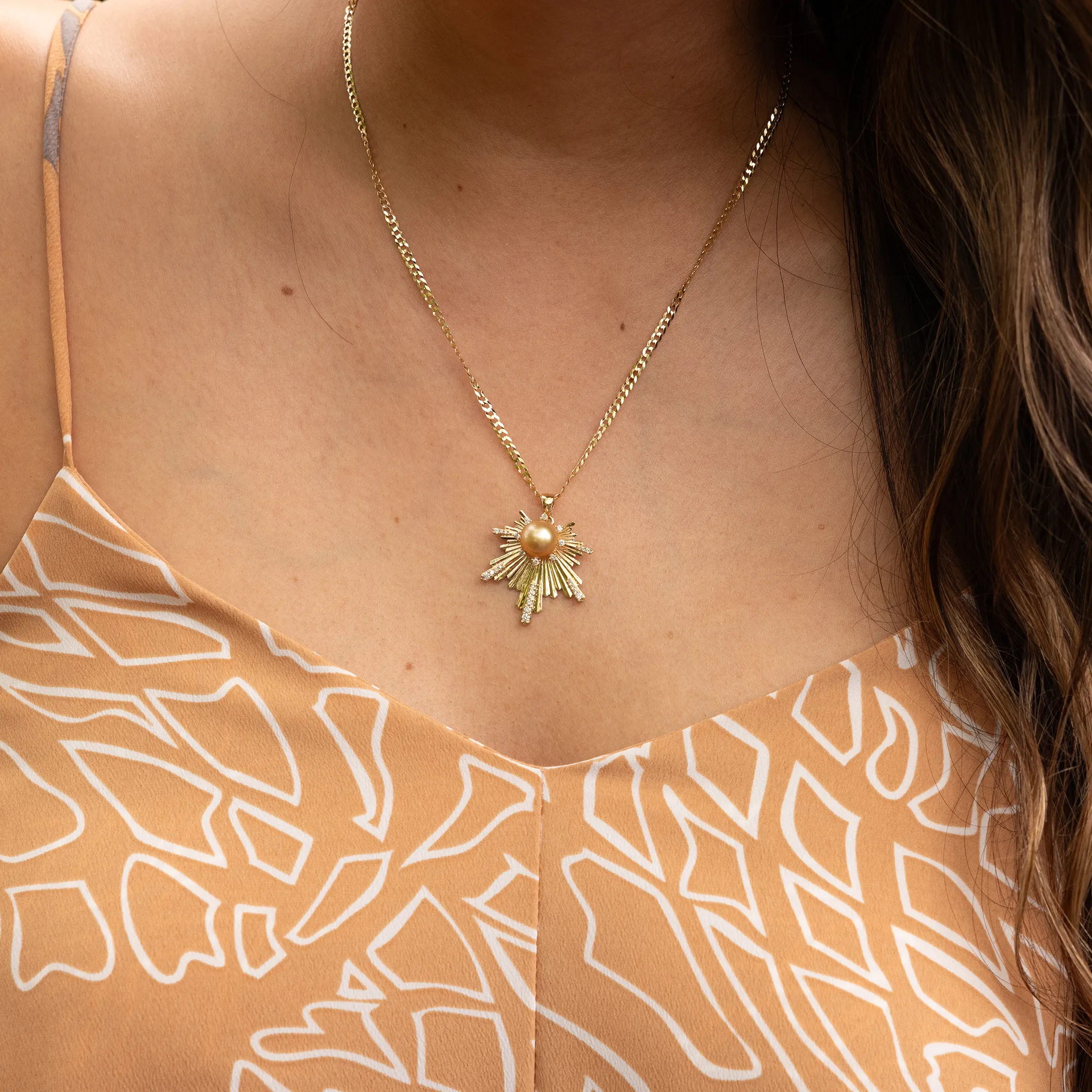 E Ho???la South Sea Gold Pearl Pendant in Gold with Diamonds - 27mm