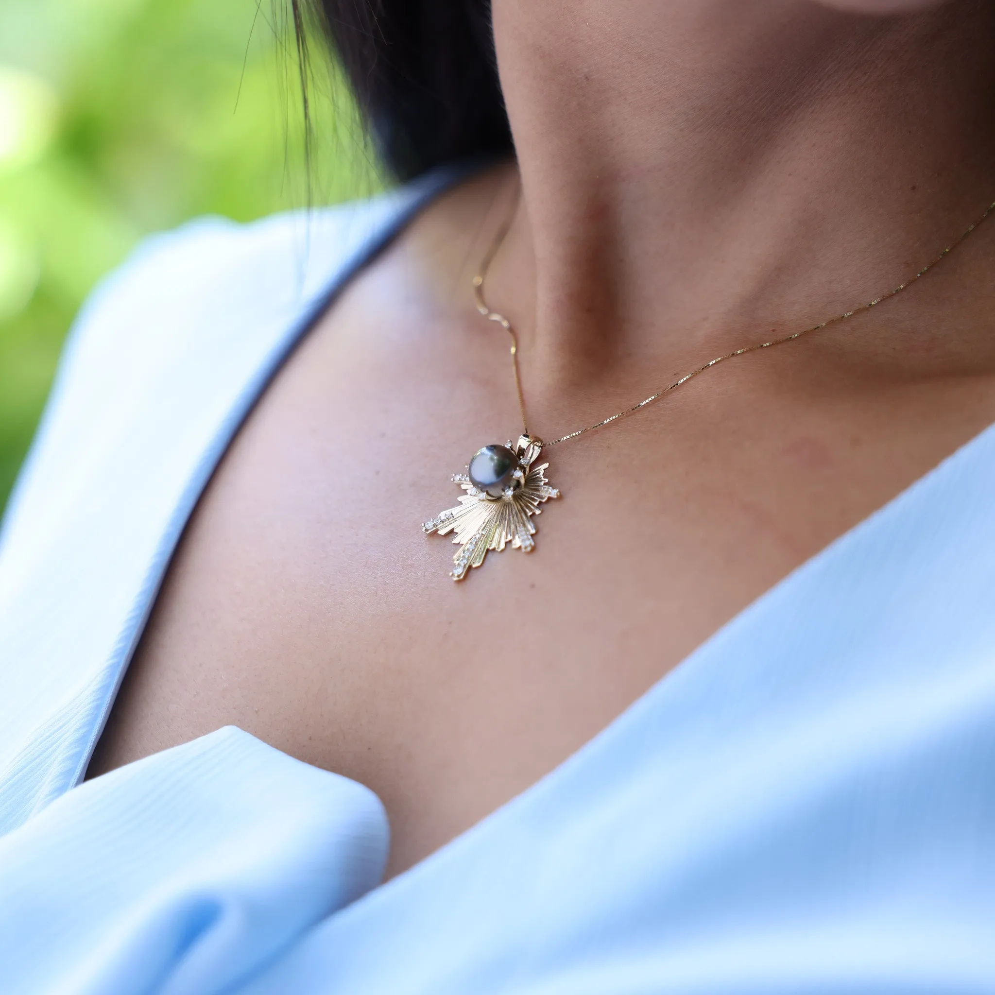 E Ho???la Tahitian Black Pearl Pendant in Gold with Diamonds - 27mm