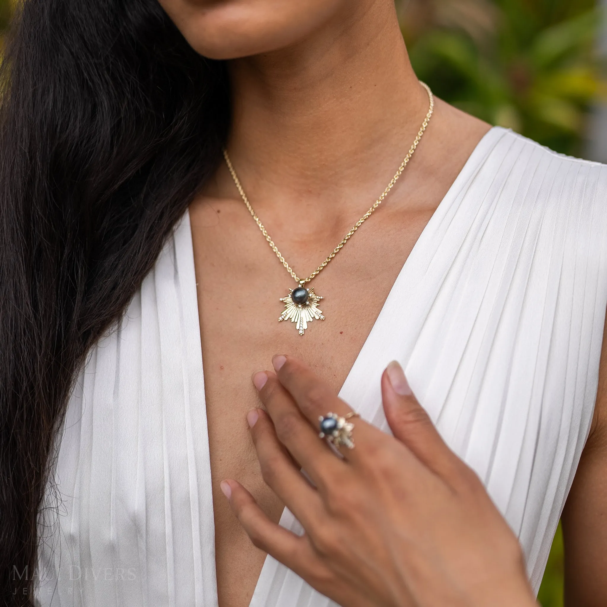 E Ho???la Tahitian Black Pearl Pendant in Gold with Diamonds - 27mm