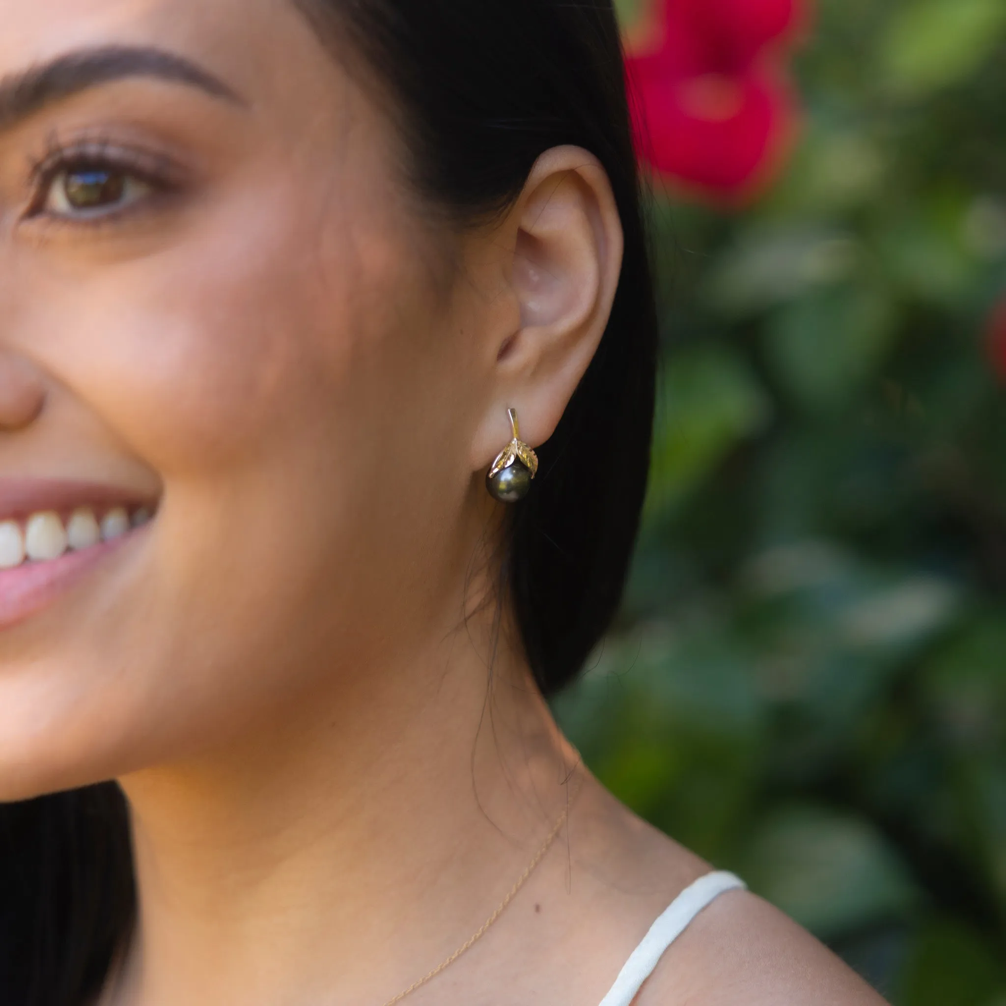 Maile Tahitian Black Pearl Earrings in Gold - 9-10mm