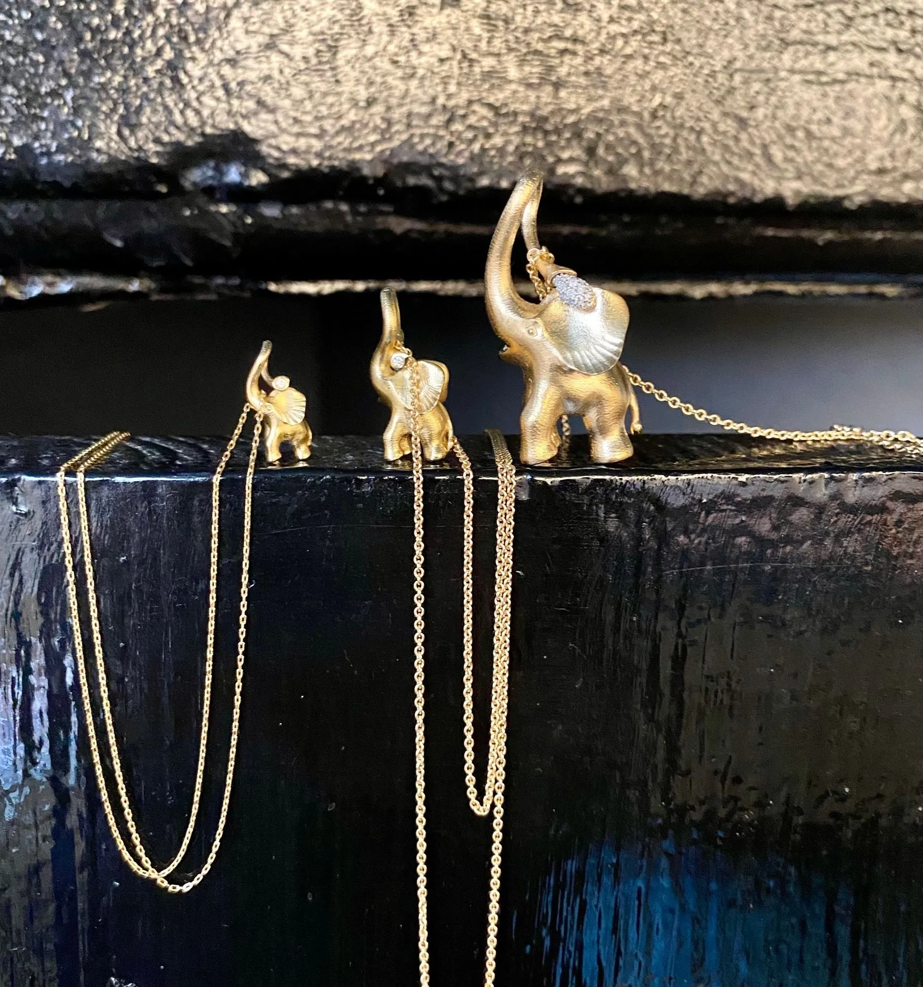 Medium Elephant Charm 18K Gold Pendant w. Diamond