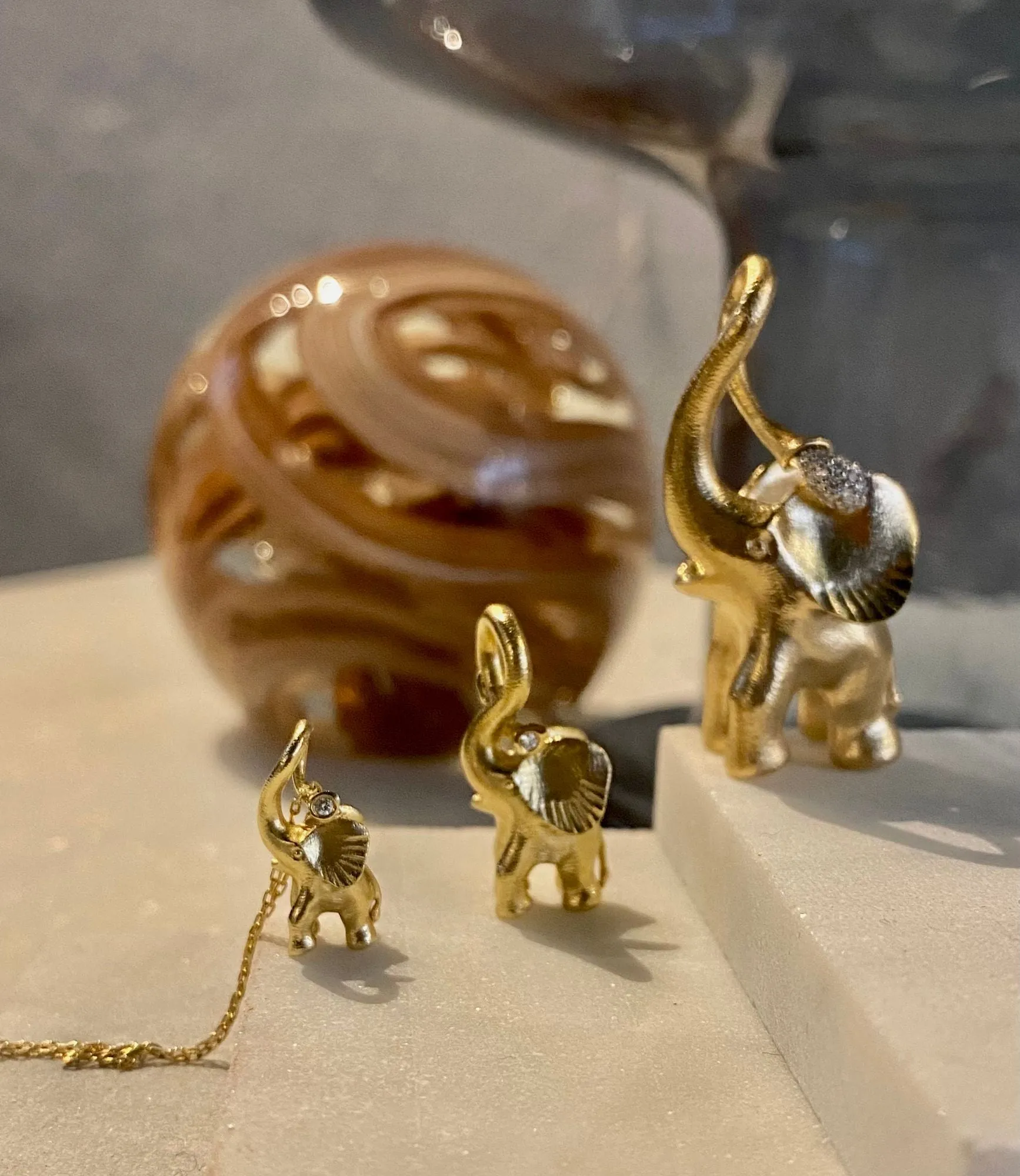 Medium Elephant Charm 18K Gold Pendant w. Diamond