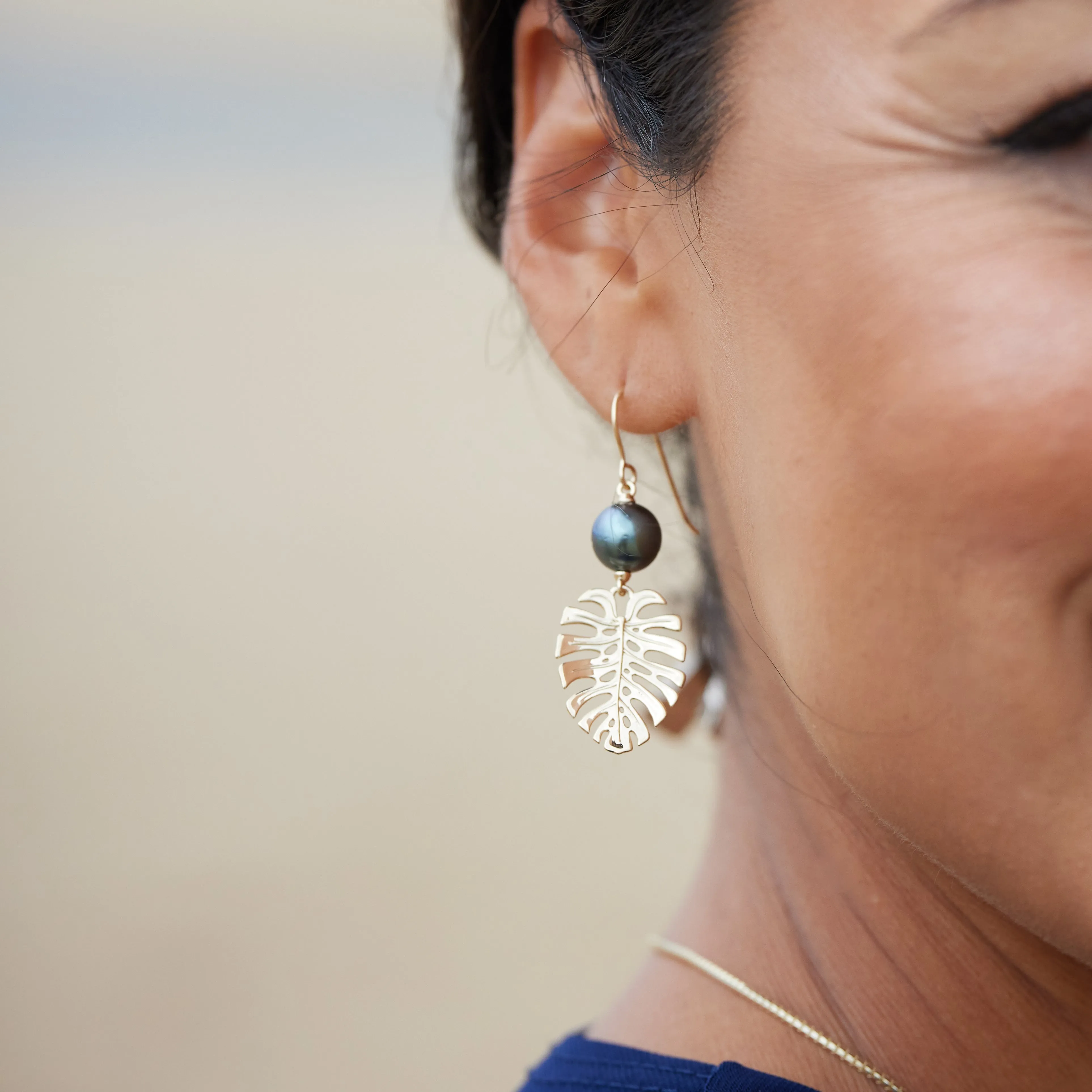 Monstera Tahitian Black Pearl Earrings in Gold - 23mm