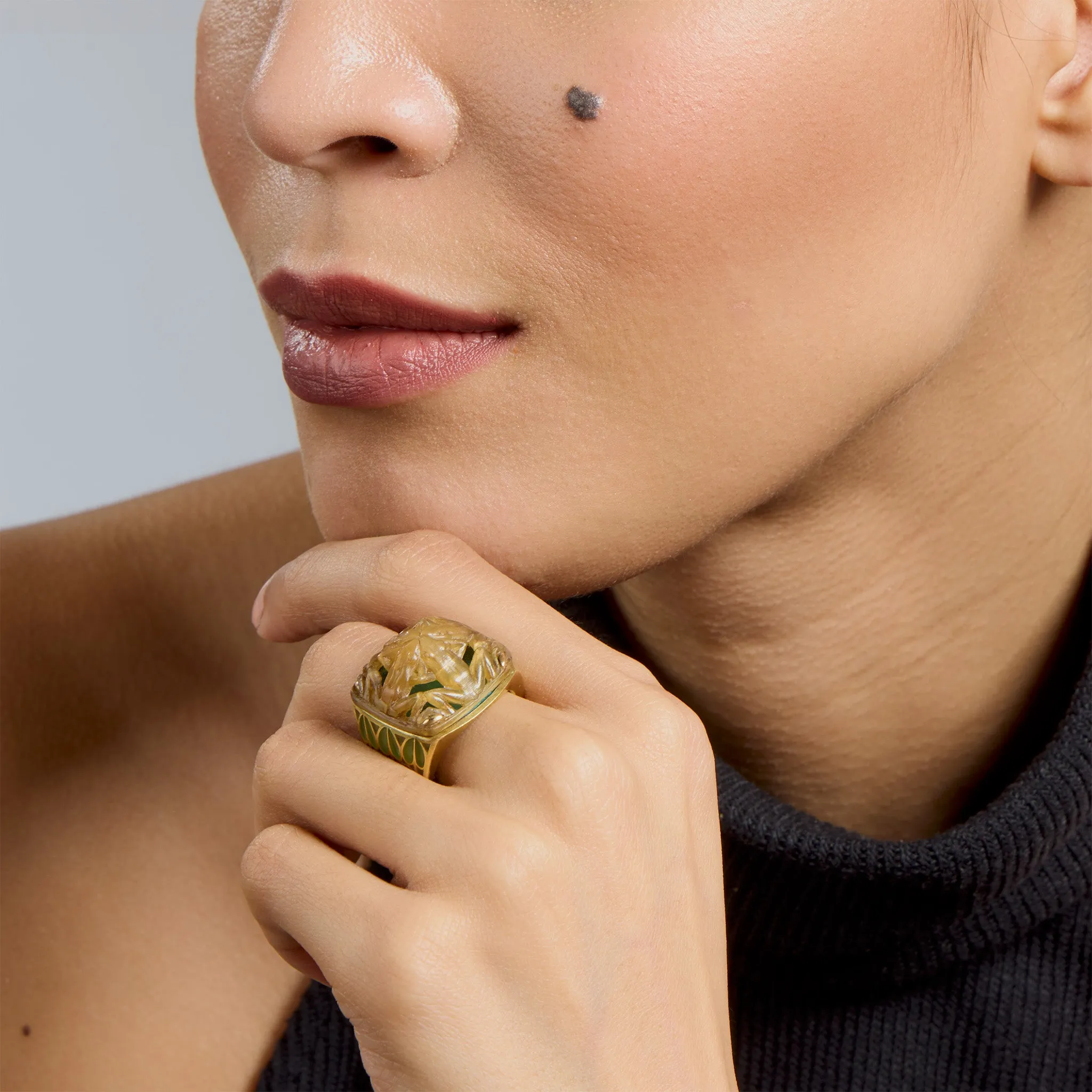 Ren?? Lalique Art Nouveau Carved Horn and Plique-??-jour Enamel  "Grenouilles" or Frogs Ring