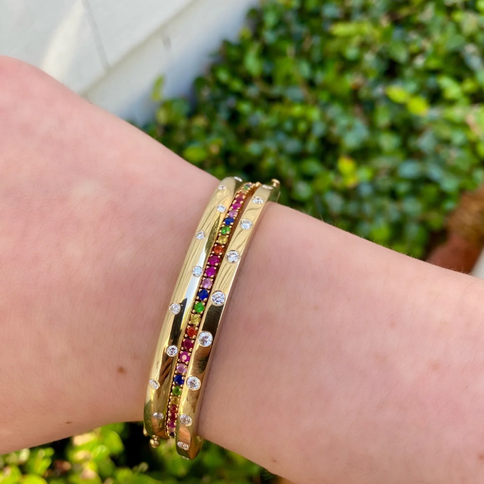 Round Edge Scatter Diamond Bangle