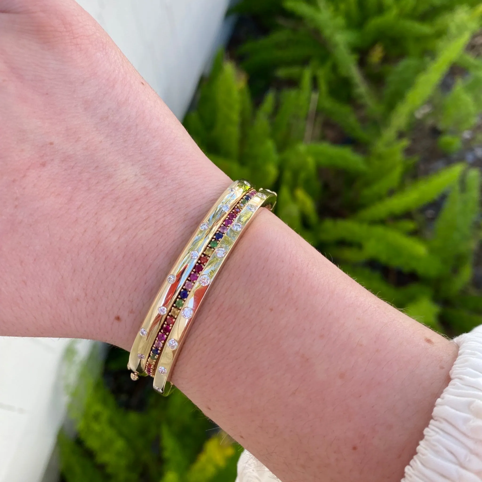 Round Edge Scatter Diamond Bangle