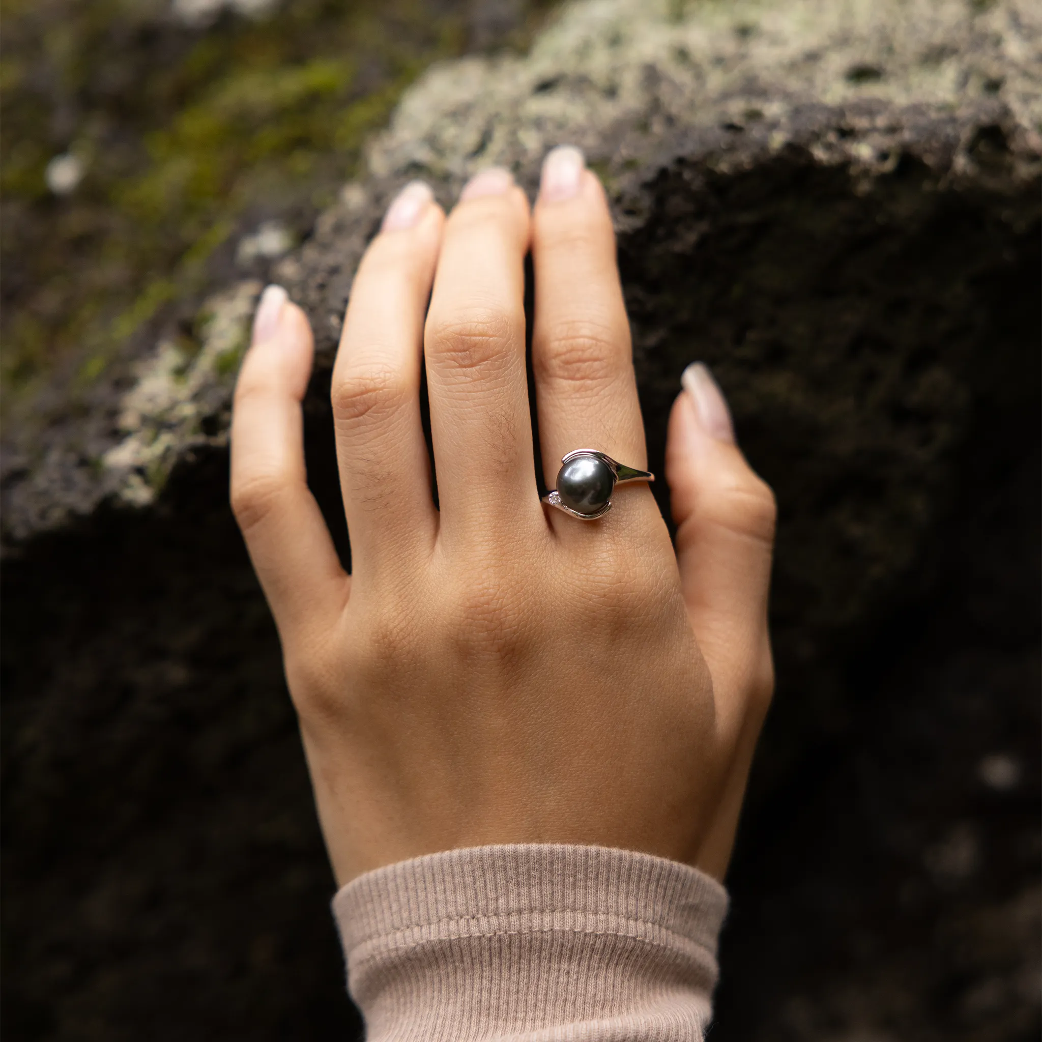 Tahitian Black Pearl Ring in White Gold with Diamond - 9-10mm